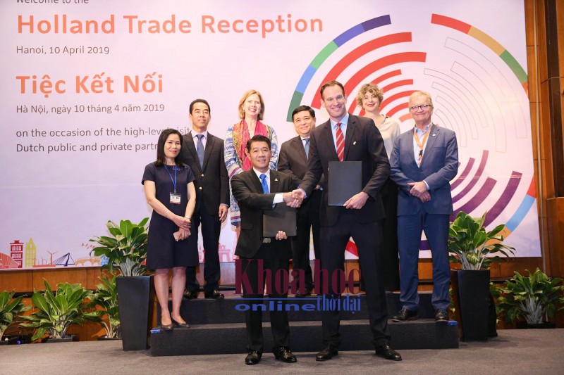 Lễ ký kết biên bản ghi nhớ về thoả thuận liên doanh hợp tác giữa Công ty TNHH De Heus (Hà Lan) và Tập đoàn Hùng Nhơn (Bình Phước) đã thành công tốt đẹp.   