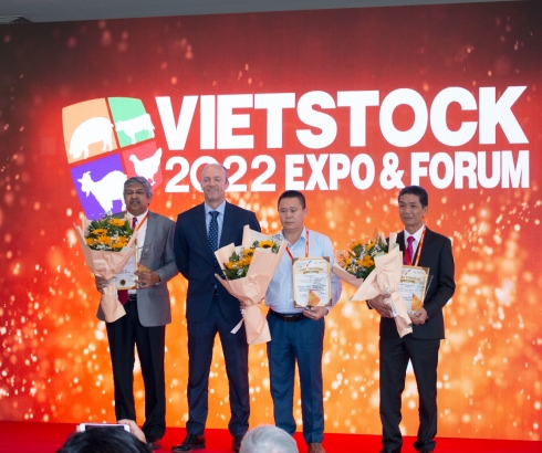Tập đoàn Hùng Nhơn vinh dự nhận giải thưởng “Trang trại gà thịt tốt nhất 2021-2022”