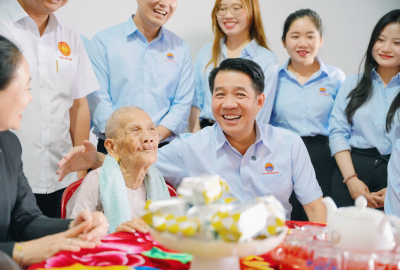 Hùng Nhơn kính thăm Mẹ Việt Nam Anh hùng Lâm Thị Rảnh tại xã Bình Hòa, tỉnh Tây Ninh