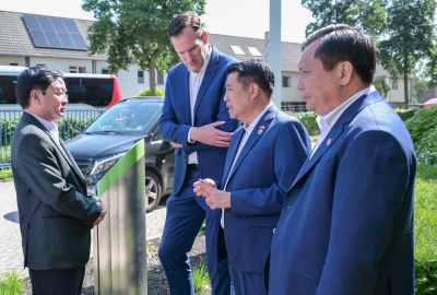 Hùng Nhơn cùng Đoàn công tác Tây Ninh làm việc tại trụ sở Royal De Heus
