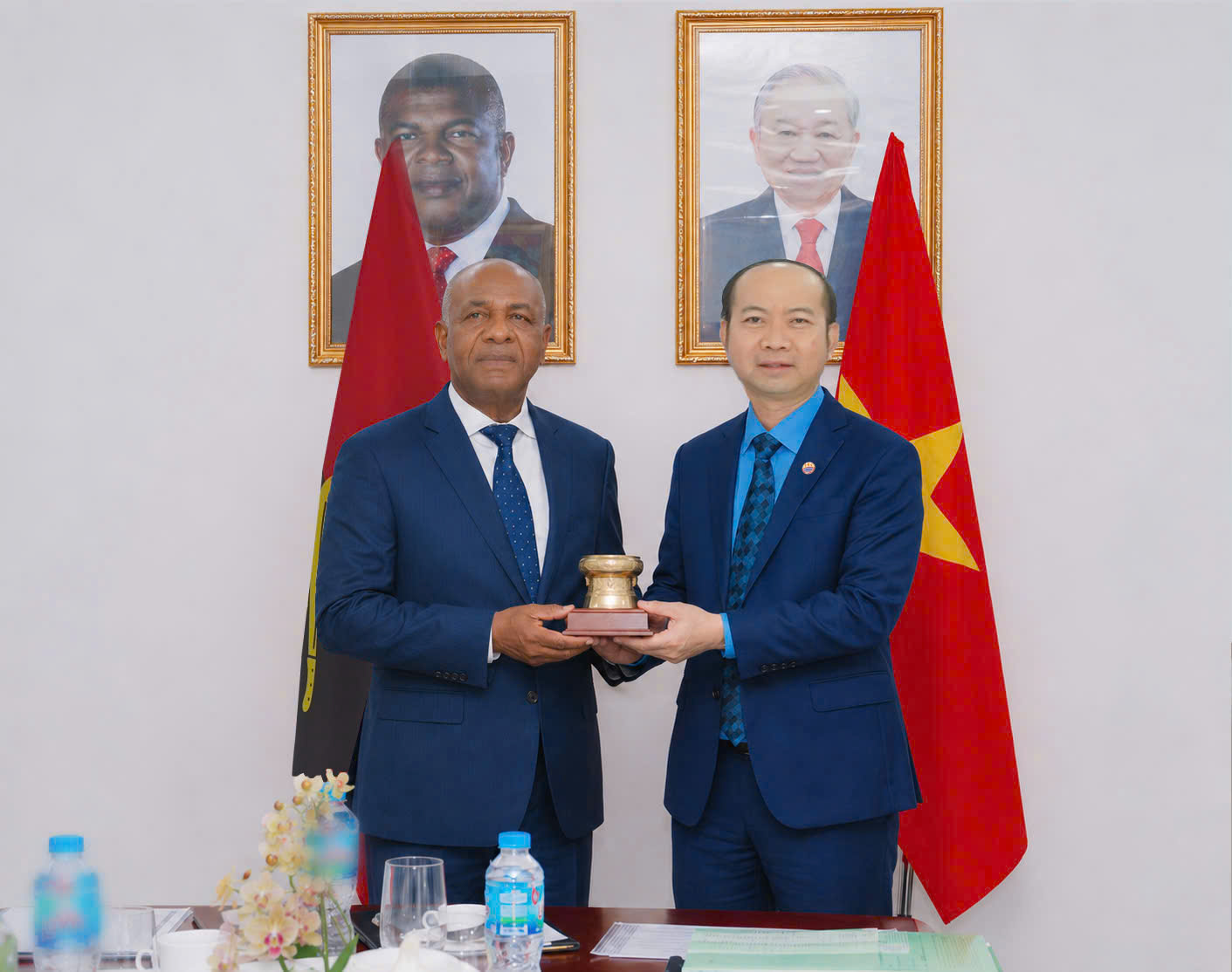 Đại diện Tập đoàn Hùng Nhơn tặng quà lưu niệm cho Bộ trưởng Bộ Nông nghipeej & Lâm nghiệp Angola