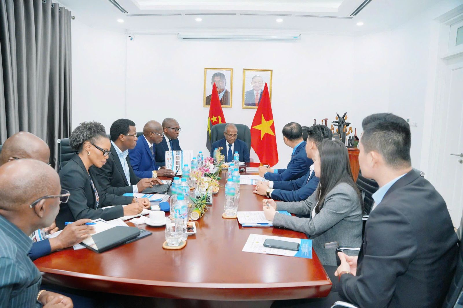 Đại diện Tập đoàn Hùng Nhơn chia sẻ về đề xuất hợp tác phát triển nông nghiệp công nghệ cao tại Angola.